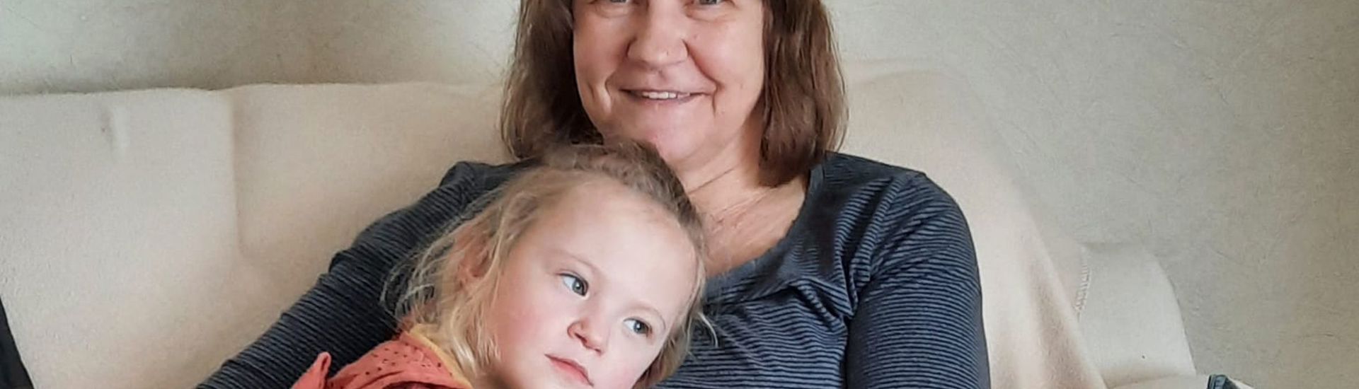 Oma An met haar kleindochter: over de onbezorgdheid van een kind