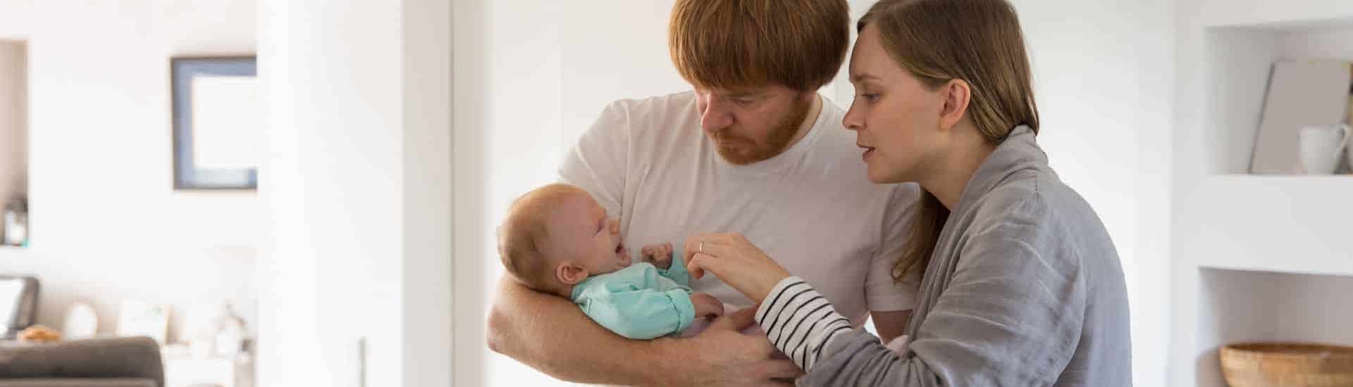 Koppel kijkt naar pasgeboren baby: zo groei je niet uit elkaar