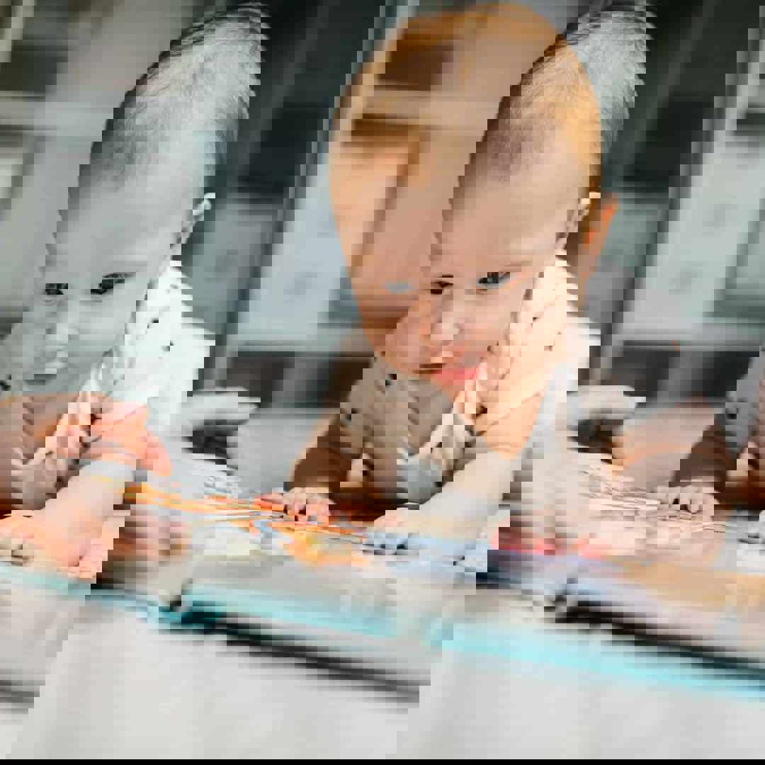 Baby leest eerste boekje