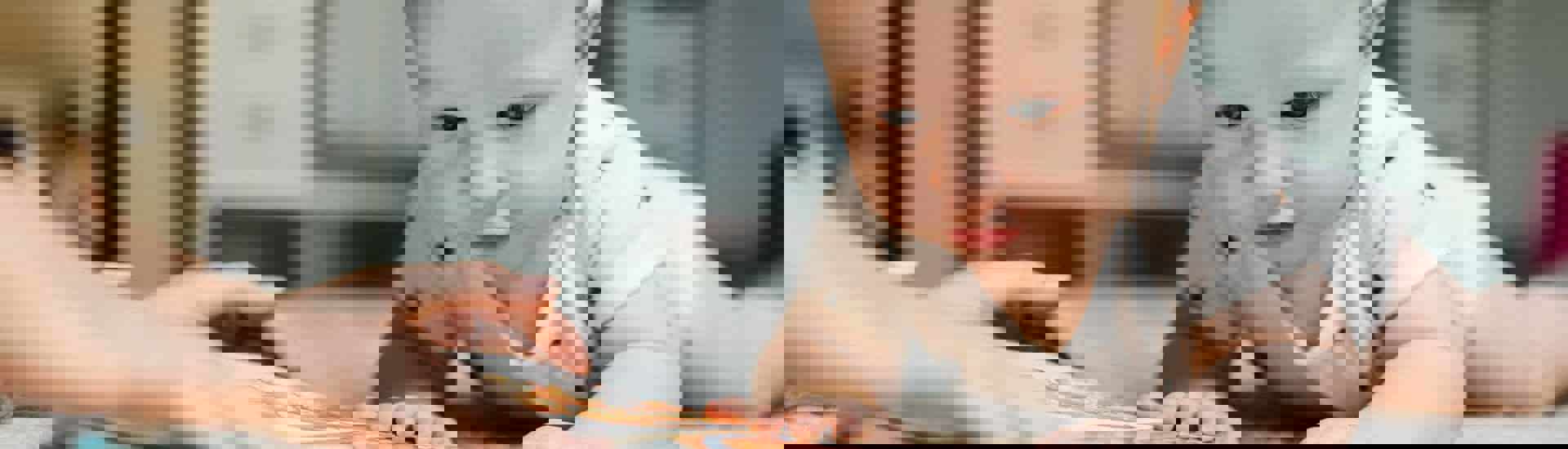 Baby leest eerste boekje