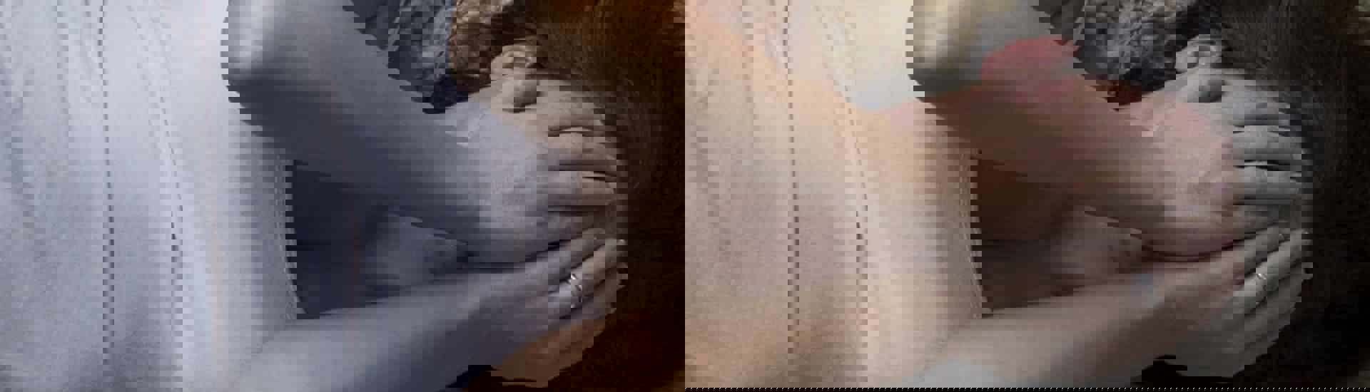 Mama van huilbaby ligt wenend op de grond