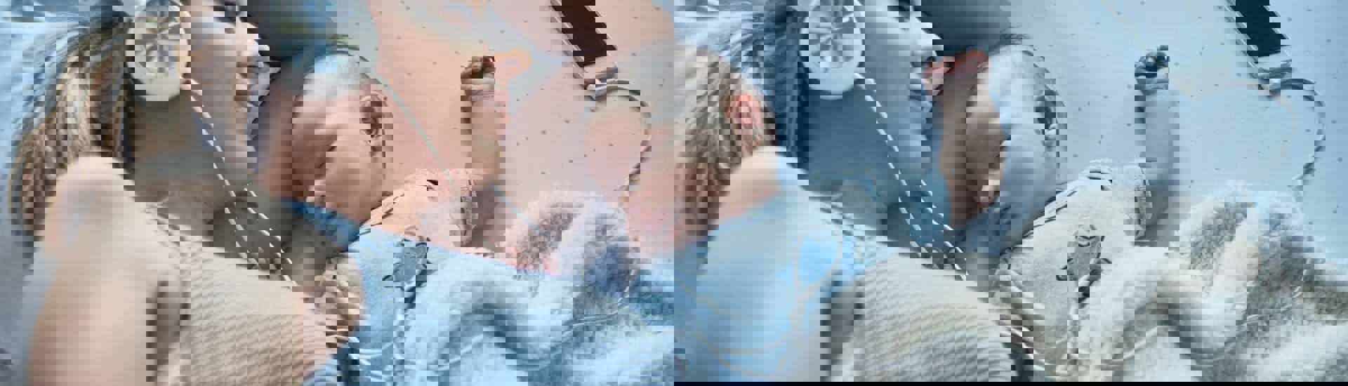 Prille mama luistert podcast met baby