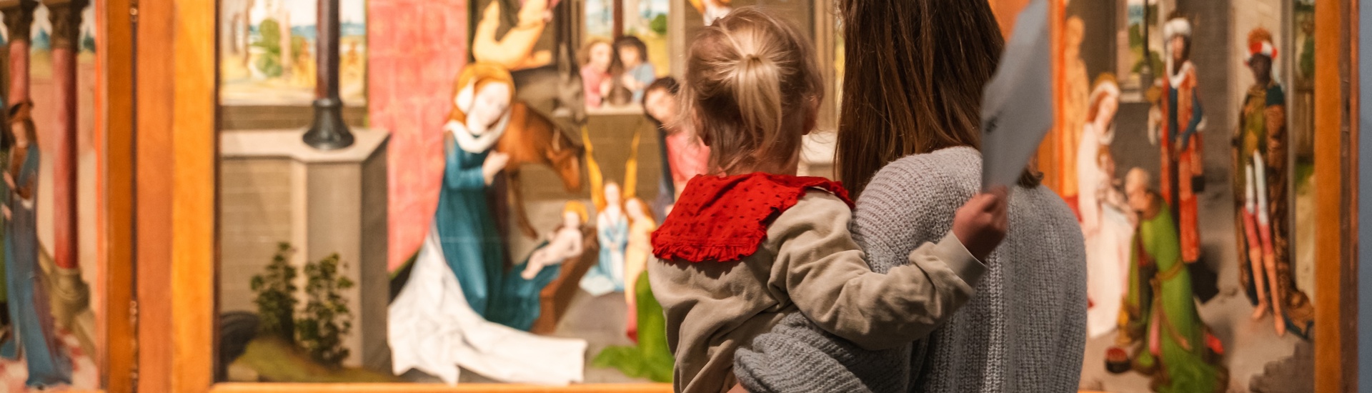 Mama met kind op haar arm bezoekt dit najaar verschillende tentoonstellingen 