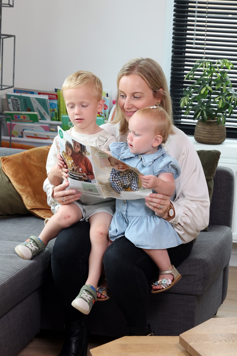 Femke leest samen met haar kinderen Brieven Aan Jonge Ouders en praten over gezin en werk
