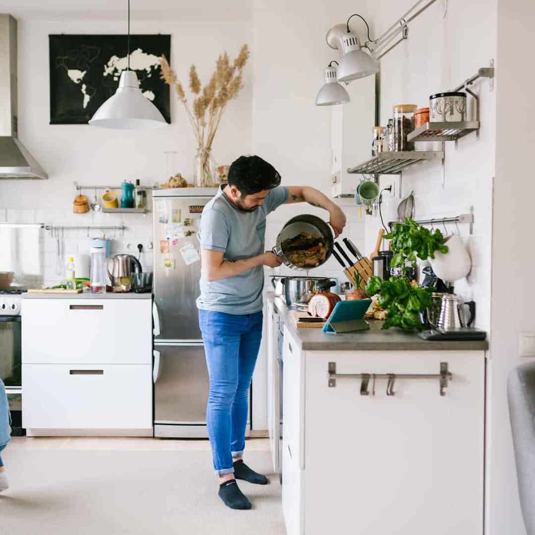 Papa kookt in de keuken: op zoek naar de energievreters in je huis