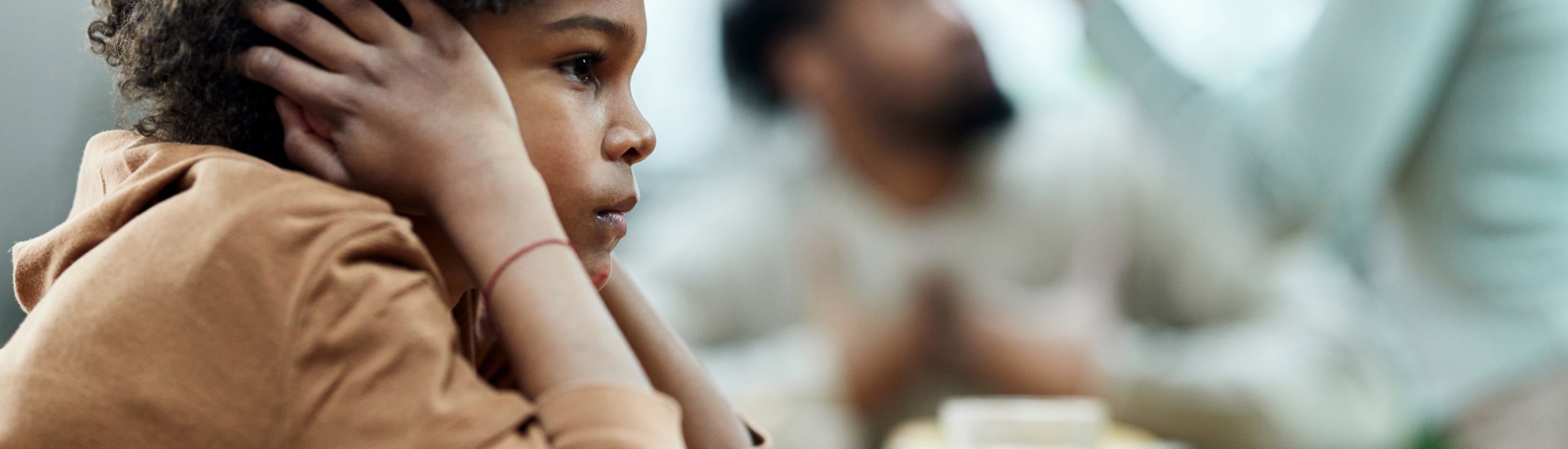 Intrafamiliaal Geweld Veilig Huis Gezin Kind Beschermt Oren Ruziende Ouders