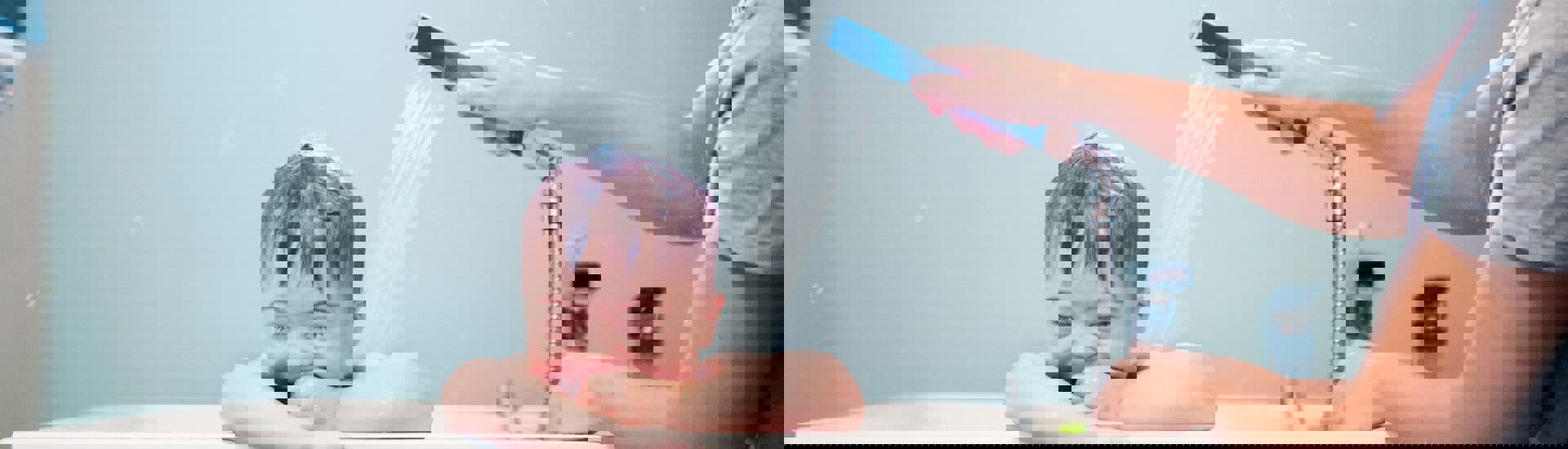 Kind neemt bad met douche: zo bespaar je warm water