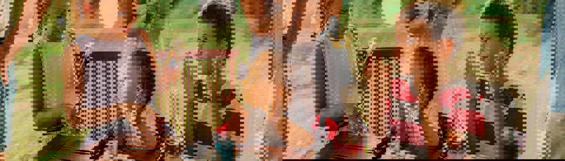 Kind viert eerste verjaardagsfeest met familie