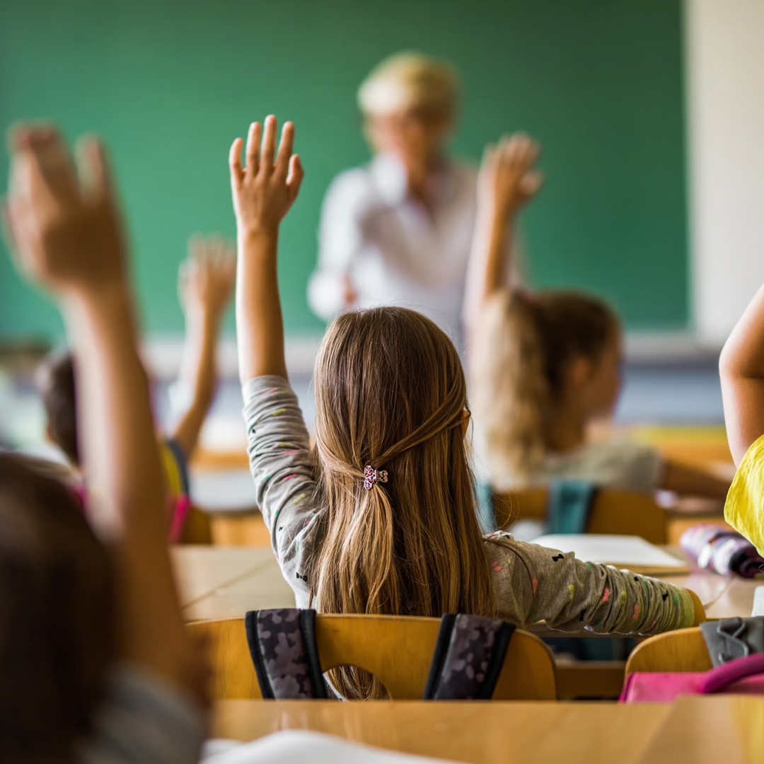 Klas steekt hand op: hoe kan ik mijn kind helpen met school