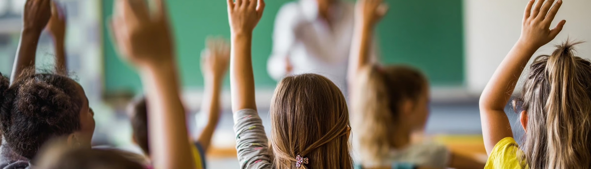 Klas steekt hand op: hoe kan ik mijn kind helpen met school