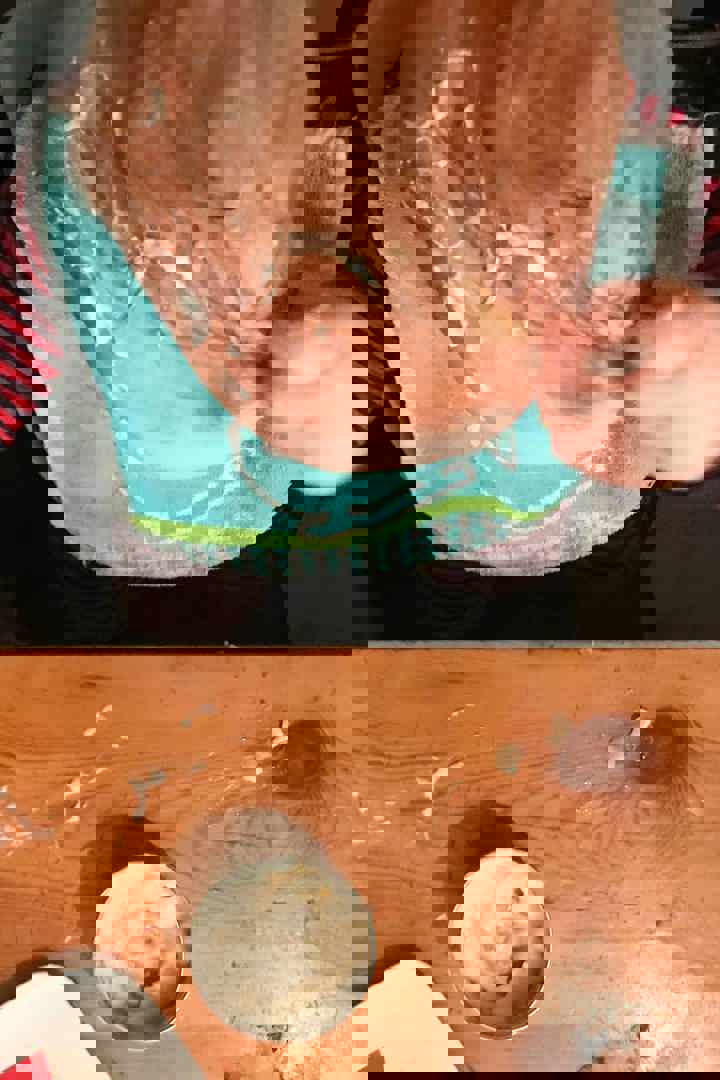 Kind speelt met eten in de haren