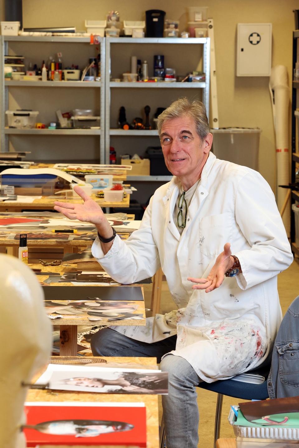 Bekende opa en kunstenaar Rob Vanoudenhoven in zijn atelier