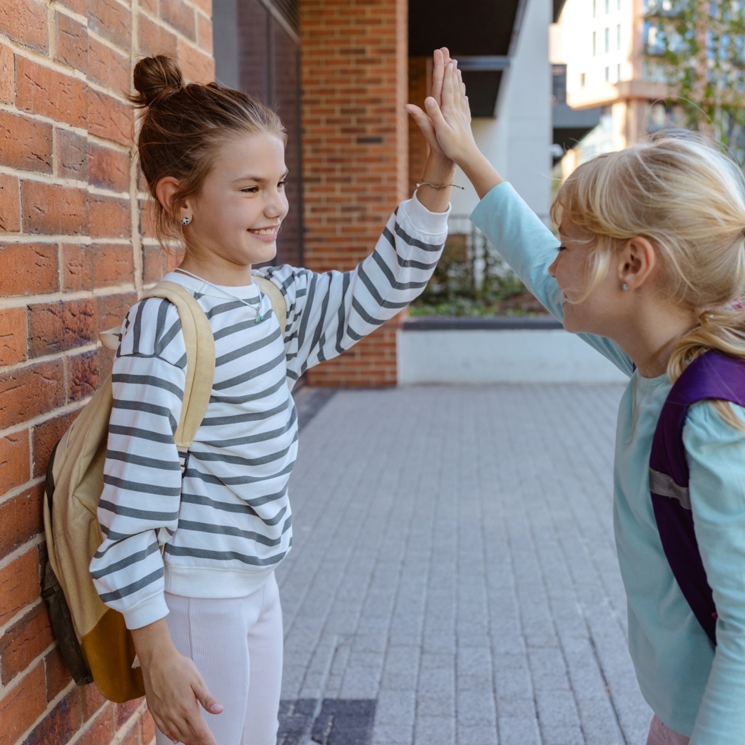meisjes geven highfive mijn kind maakt moeilijk vrienden