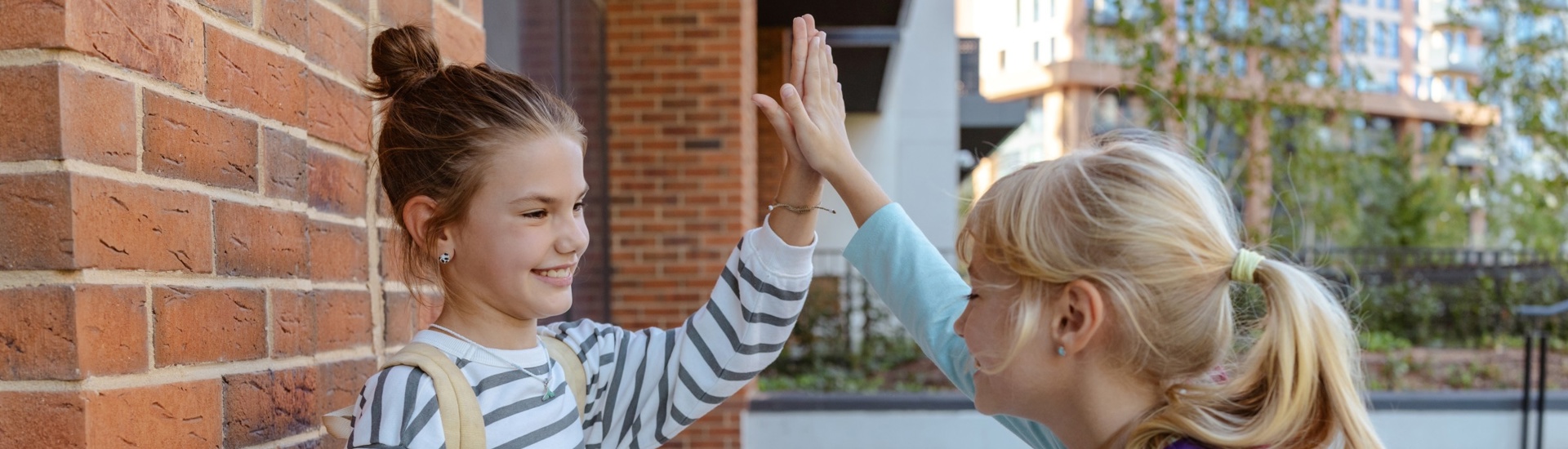 meisjes geven highfive mijn kind maakt moeilijk vrienden