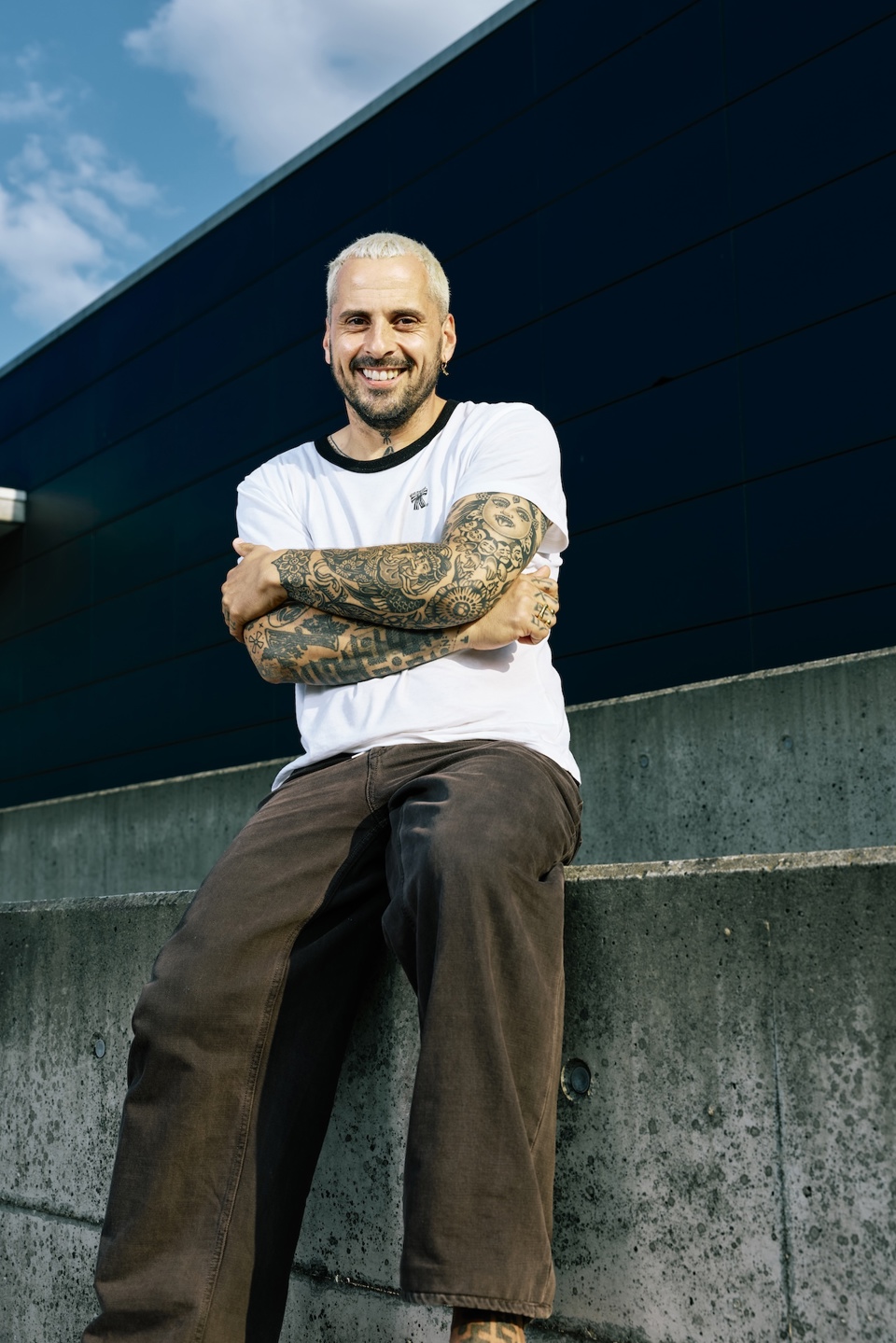 Bekende ouder Zwangere Guy zit op een muur