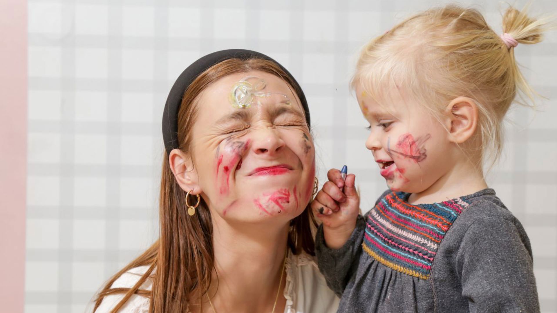 Gezinsbond babysit en peuter met gezichtsverf