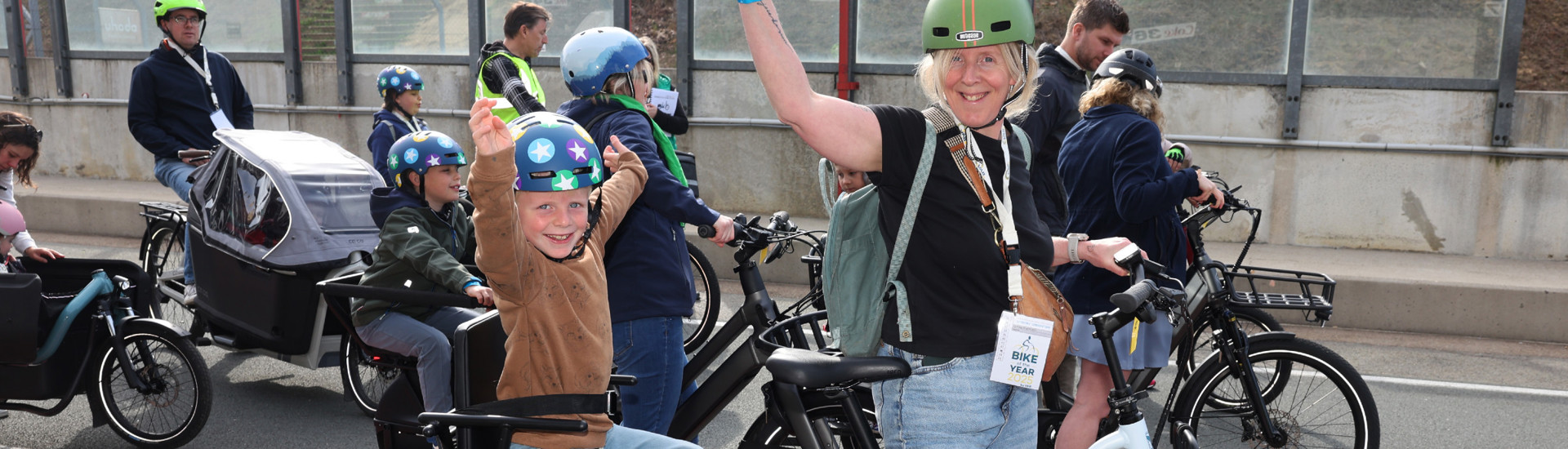 Cargofiets van het jaar - mama en zoon op longtail