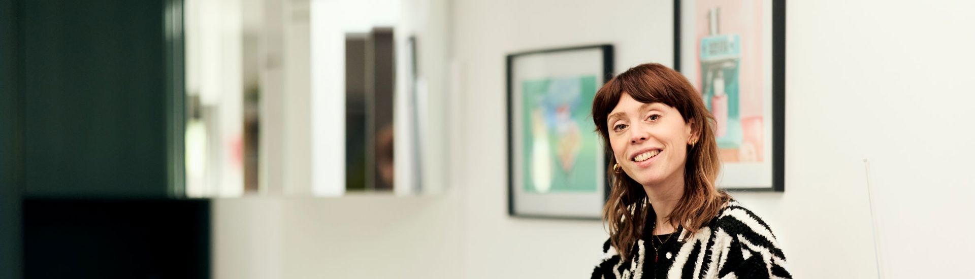 Sien Wynants Interview Mama Zittend Op Kast