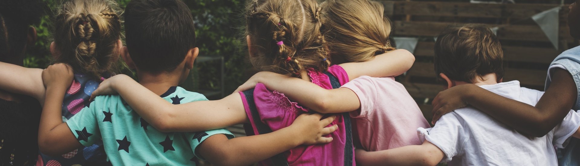 Kleuters omarmen elkaar kinderen een stem geven