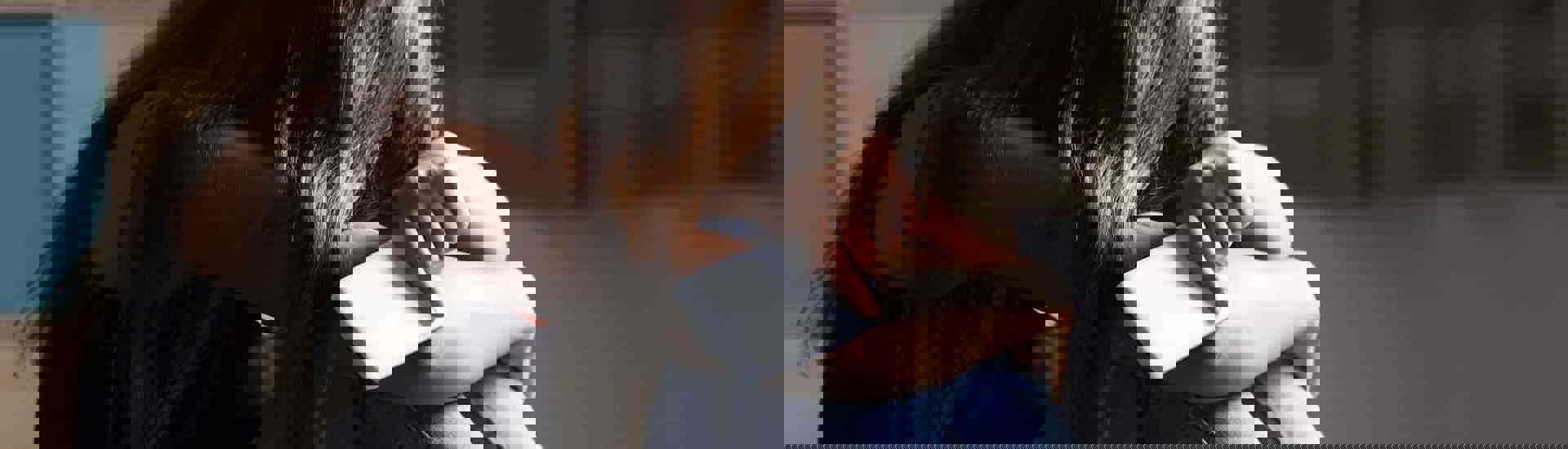 Ineengedoken tiener is slachtoffer van cyberpesten: zo kan je jouw kind beschermen