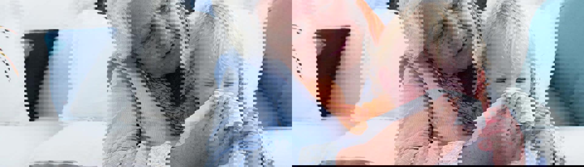 Oma met ziek kleinkind: Sociaal verlof opvang zieke kleinkinderen