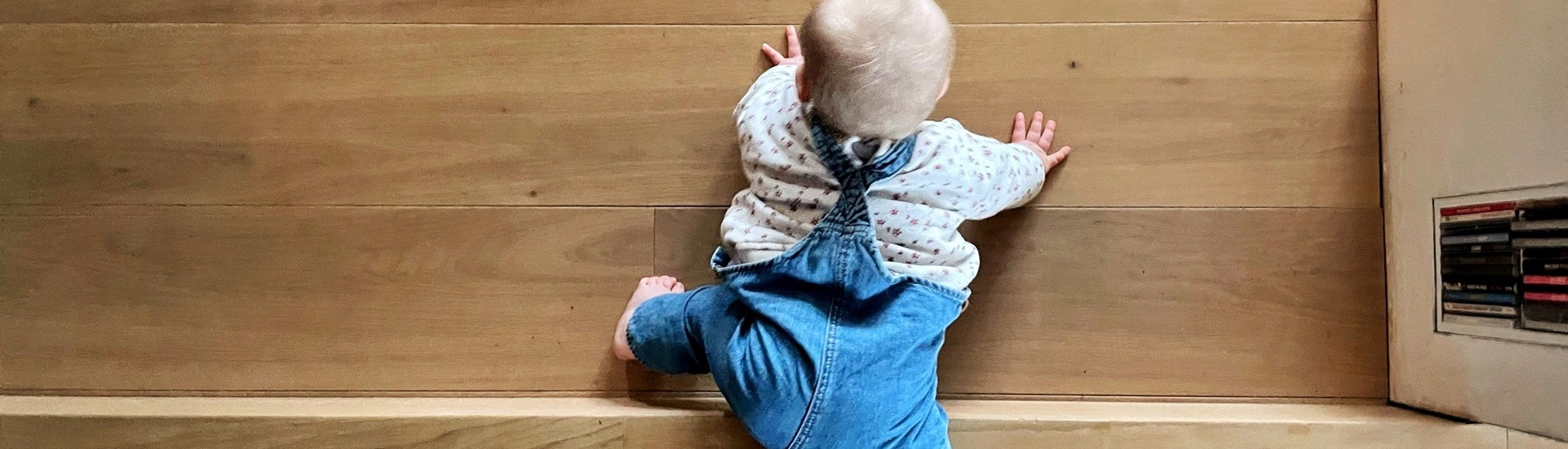 Wennen Creche Baby Op Trap Kruipend