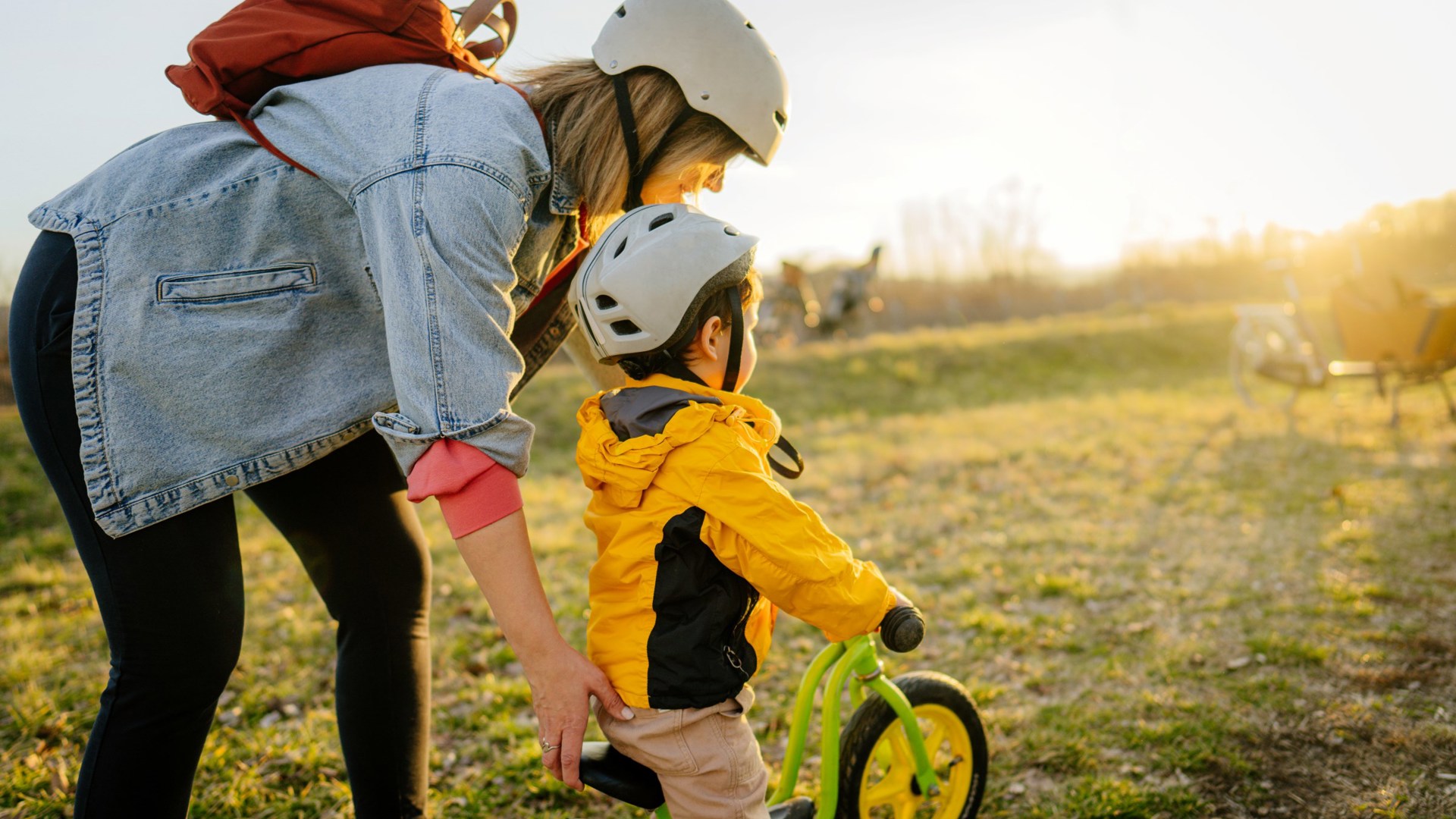 Banner Homepage Mama Helpt Fietsende Kleuter Loopfiets