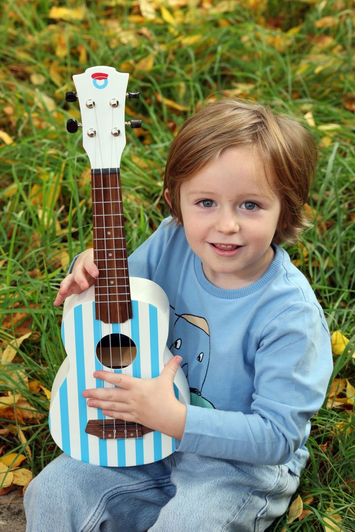 Oudste kind van Hanne en Nathan met gitaar