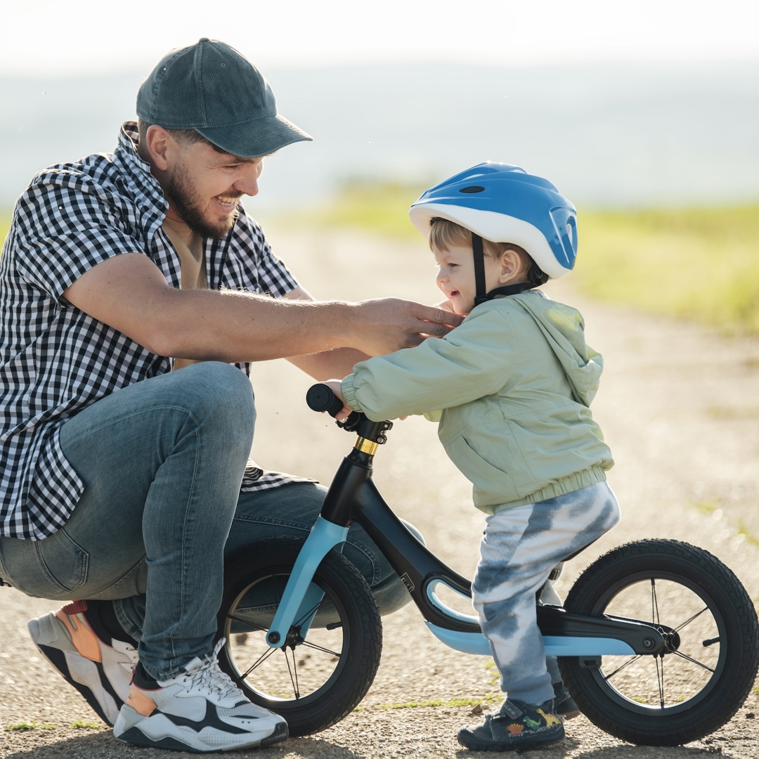 Vader en zoontje met loopfietsje: over kleuters en hun ontwikkeling