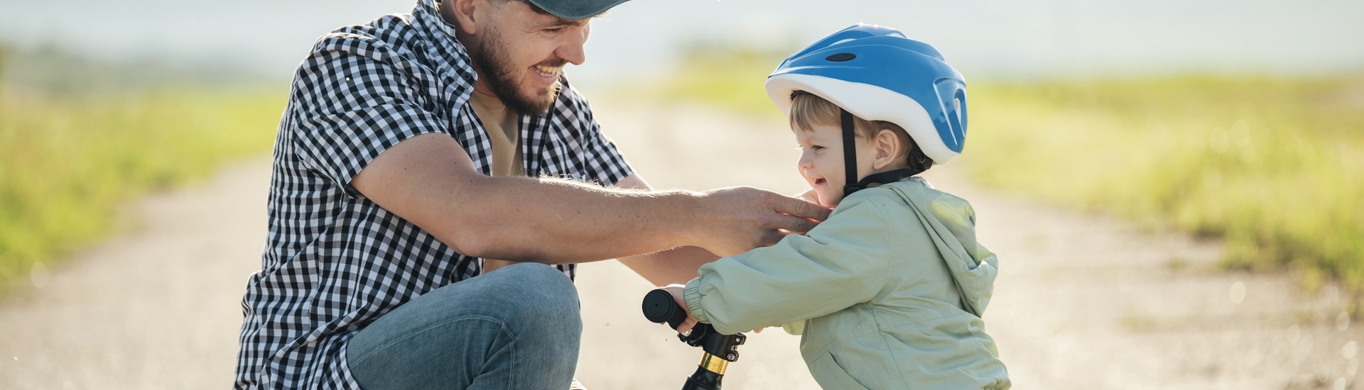 Vader en zoontje met loopfietsje: over kleuters en hun ontwikkeling