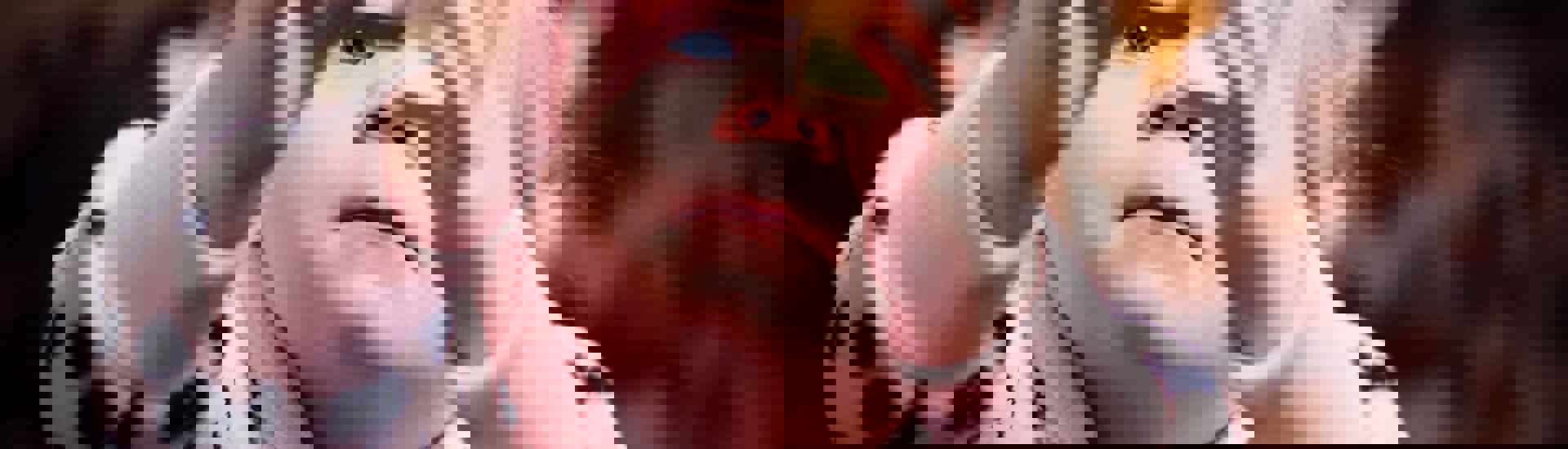 Peuter met blokken: huis kindveilig voor bezoek