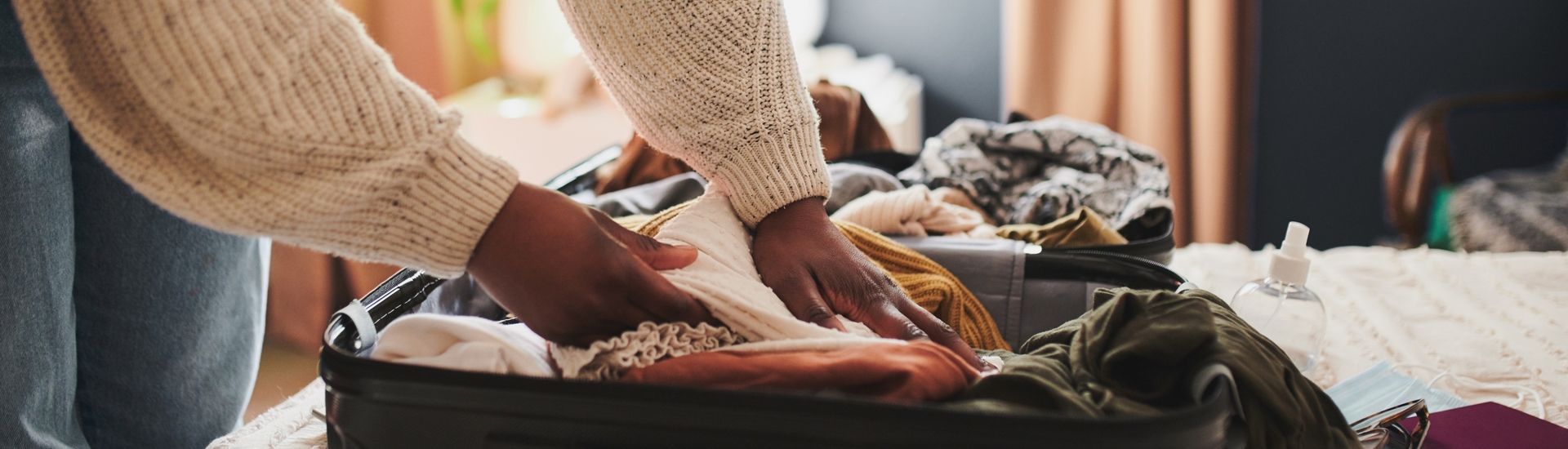 Vrouw pakt valies in huis veilig achterlaten bij vakantie