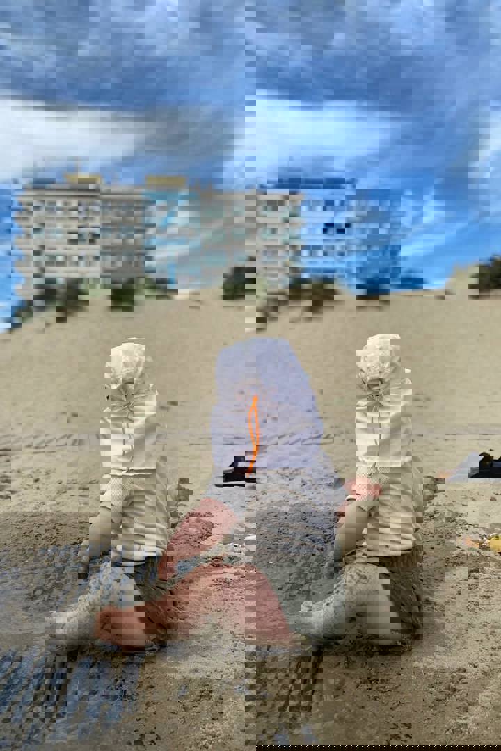 Baby op strand kan kruipen: mama Nele is trots