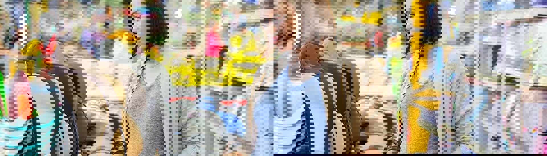 Zwangere vrouw koopt tweedehands babyspullen