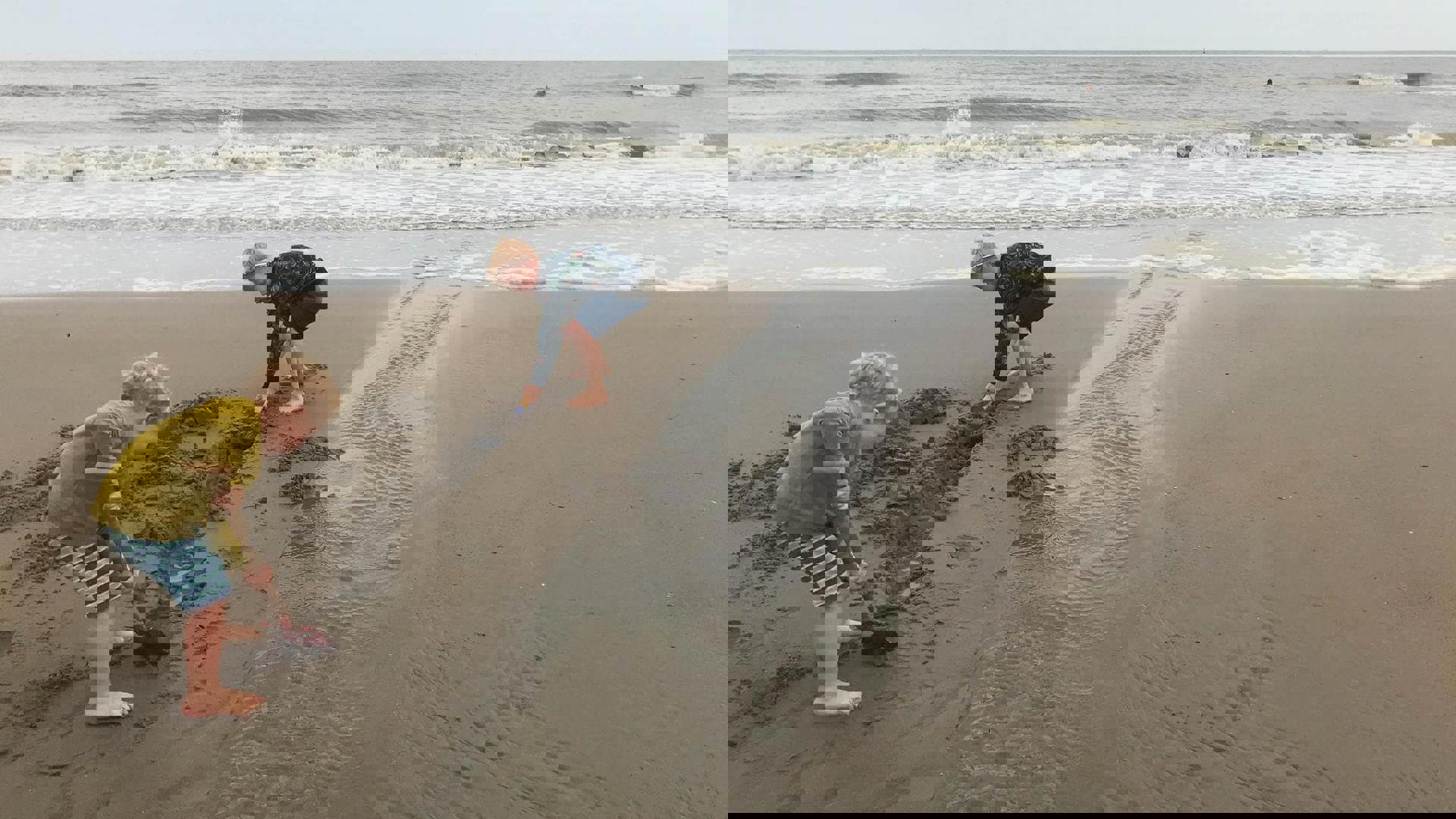 Campertrip met kinderen: kleuters spelen aan de kust van De Haan