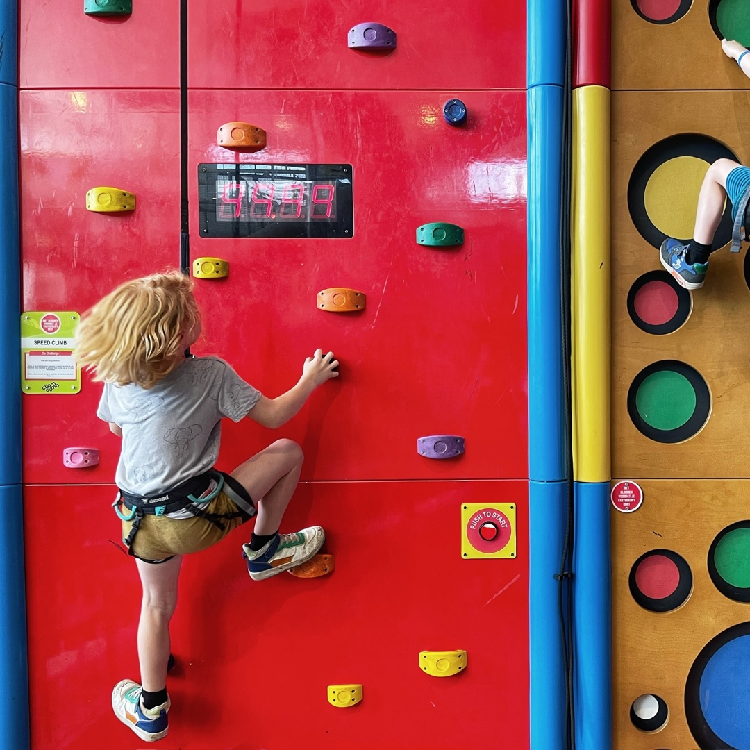 Bezoekje Aan Speelpunt Twee Kinderen Klimmuur