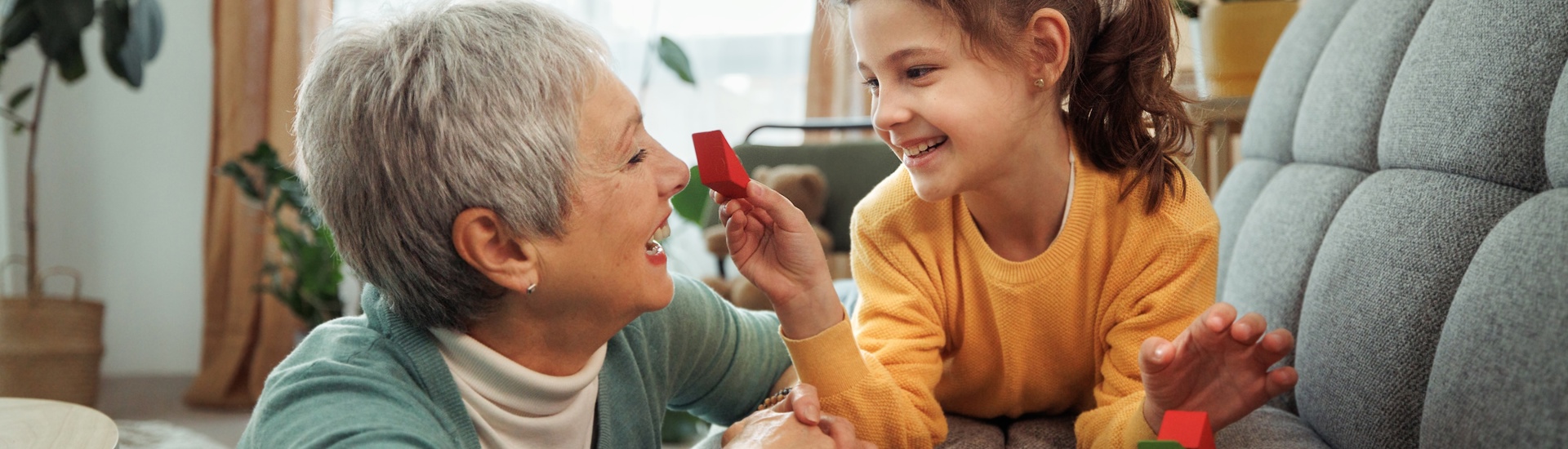 Oma Speelt Met Kleinkind Komt Logeren