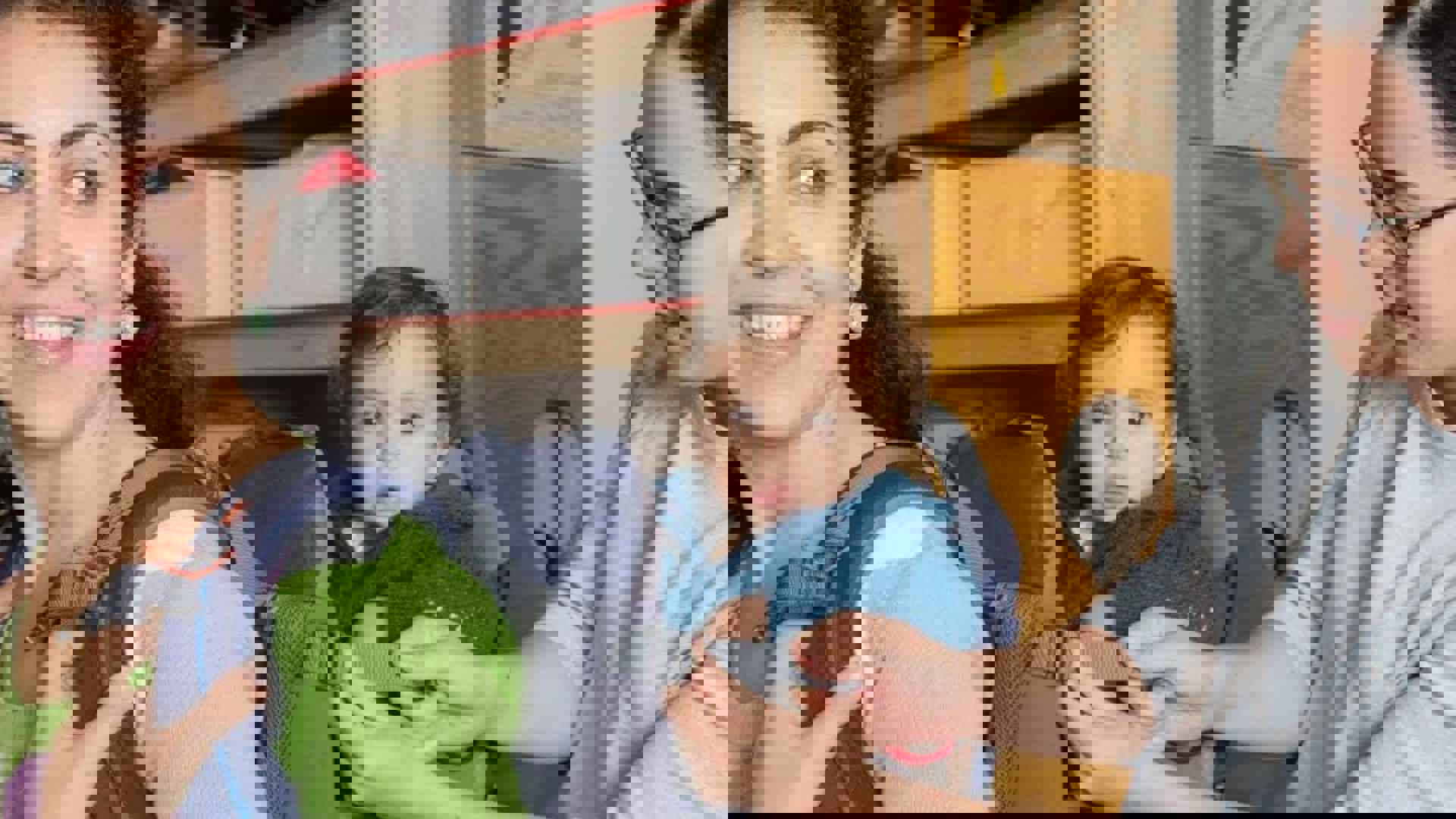 Vrouw met baby koopt draagzak in babytheek