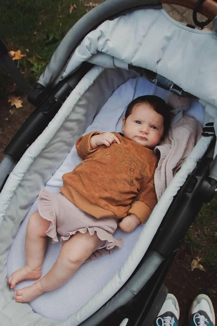 Mama Annelies met Jutta in buggy over kraamtranen