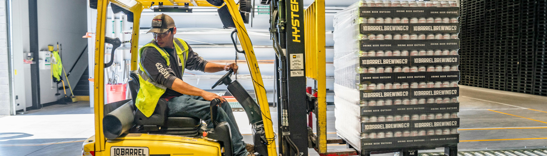 Man bestuurt vorkheftruck: pensioenbonus