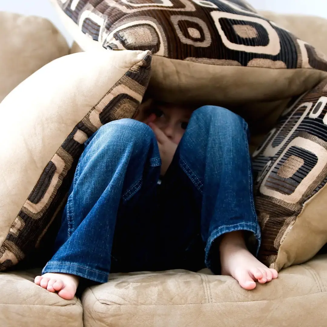 Kind angstig op sofa: schoolweigering