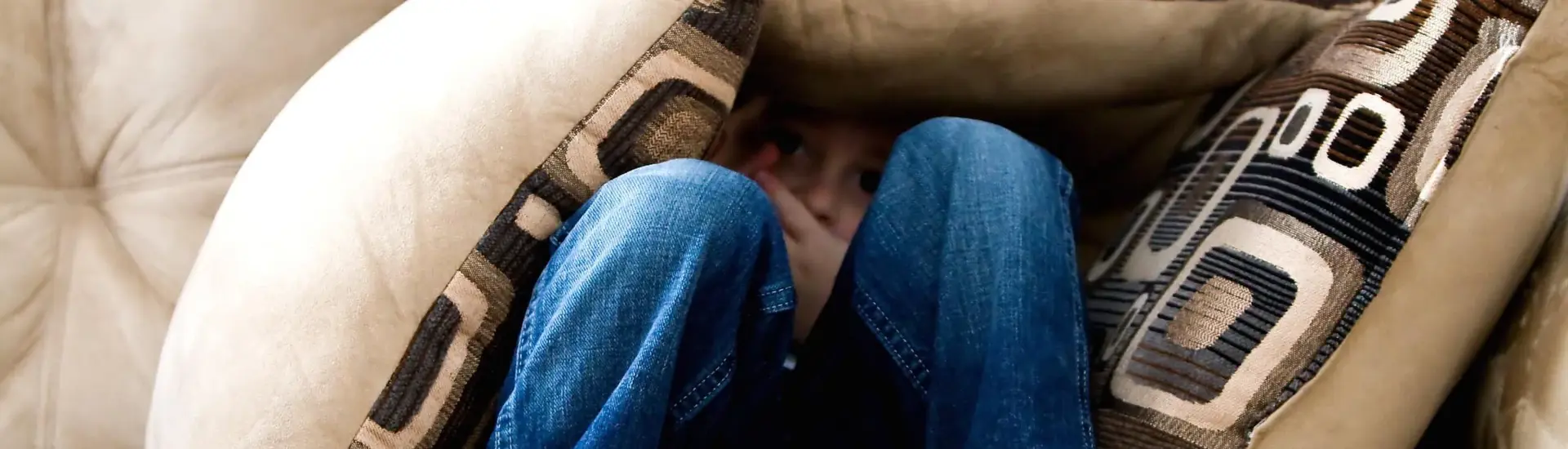 Kind angstig op sofa: schoolweigering