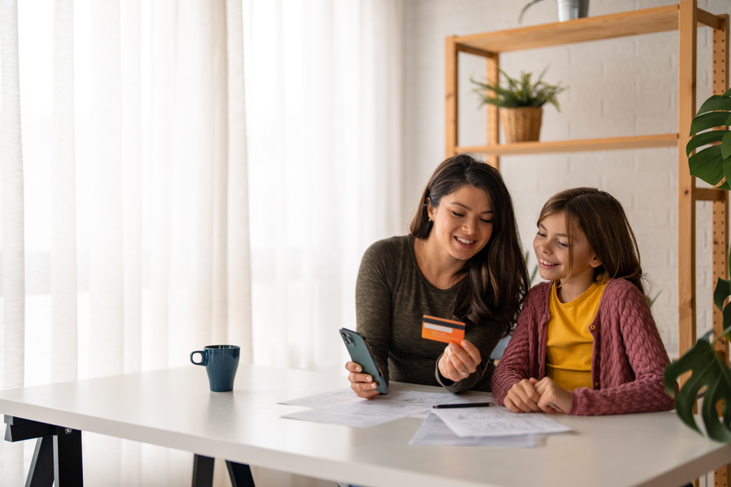 2025 04 24 Financieel Opvoeden webinar mama en kind met bankkaart