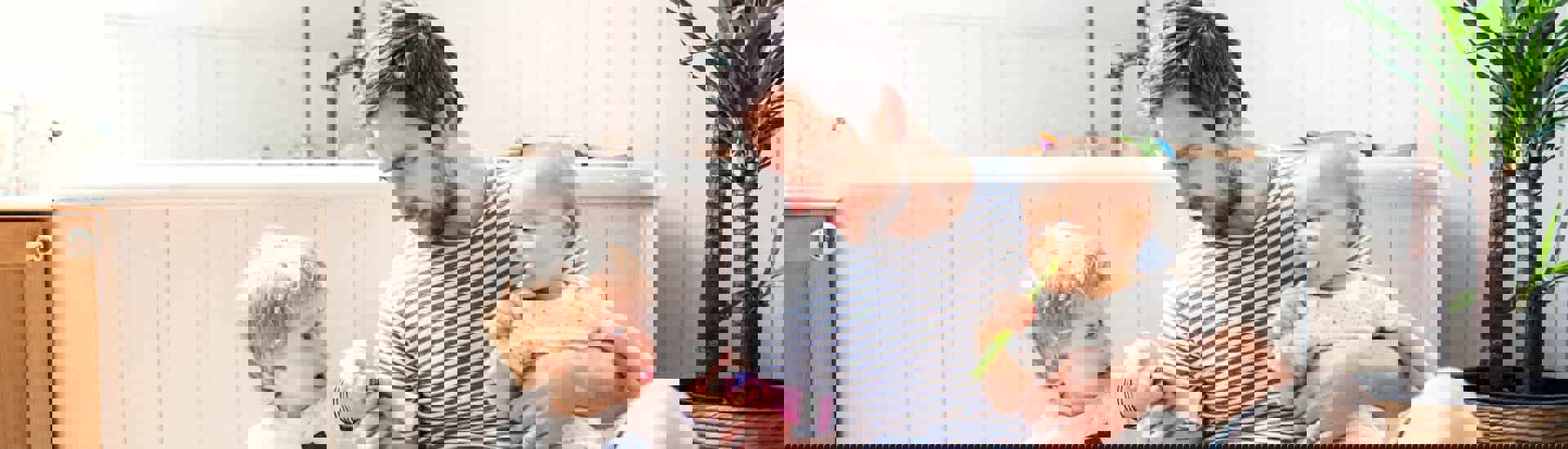 Papa poetst de tanden van zijn kindjes: tips