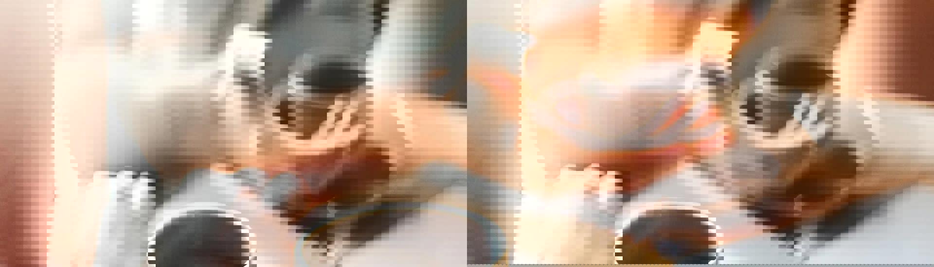Mensen drinken koffie: onderhoud jij je relatie met je ex-schoonheid?