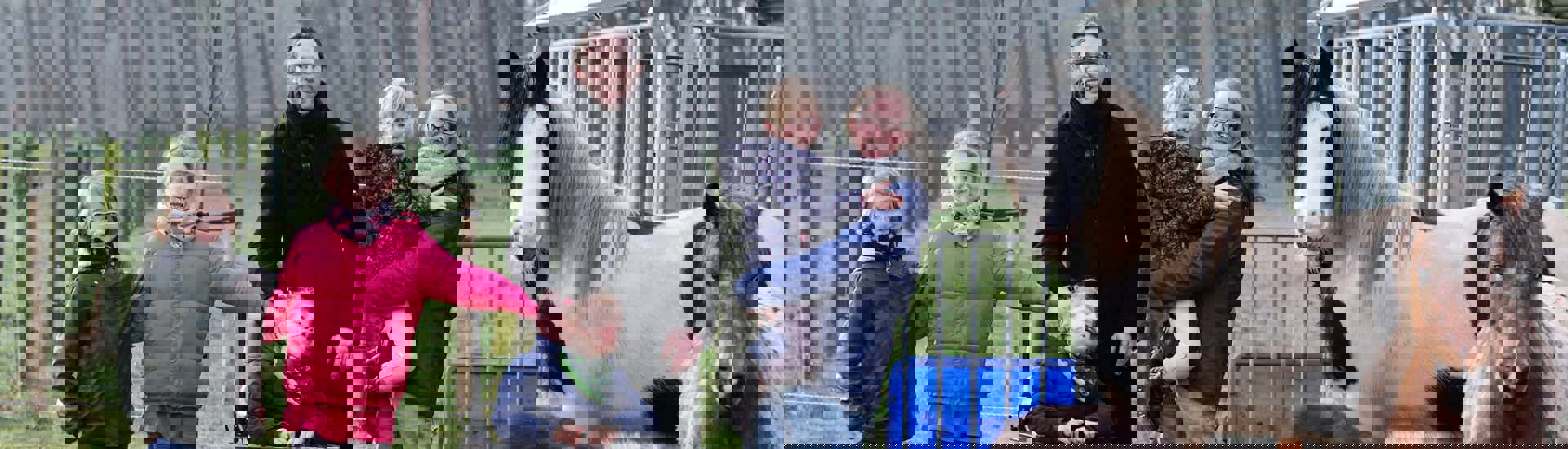 Gezin van Lisa en geert op hun zorgboerderij