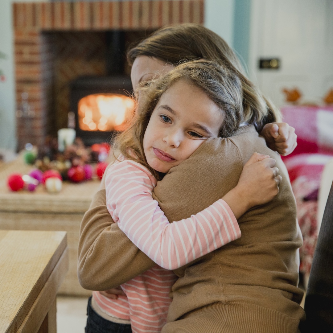 Mama en dochter knuffelen: hoe omgaan met verlies tijdens de feestdagen