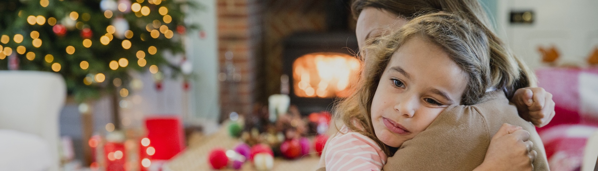 Mama en dochter knuffelen: hoe omgaan met verlies tijdens de feestdagen