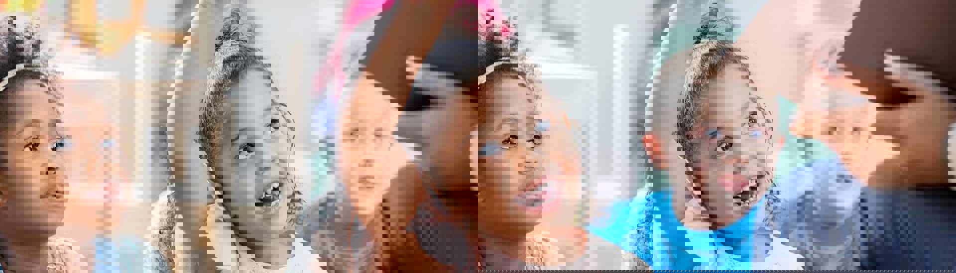 Kinderen luisteren naar voorleesverhaal