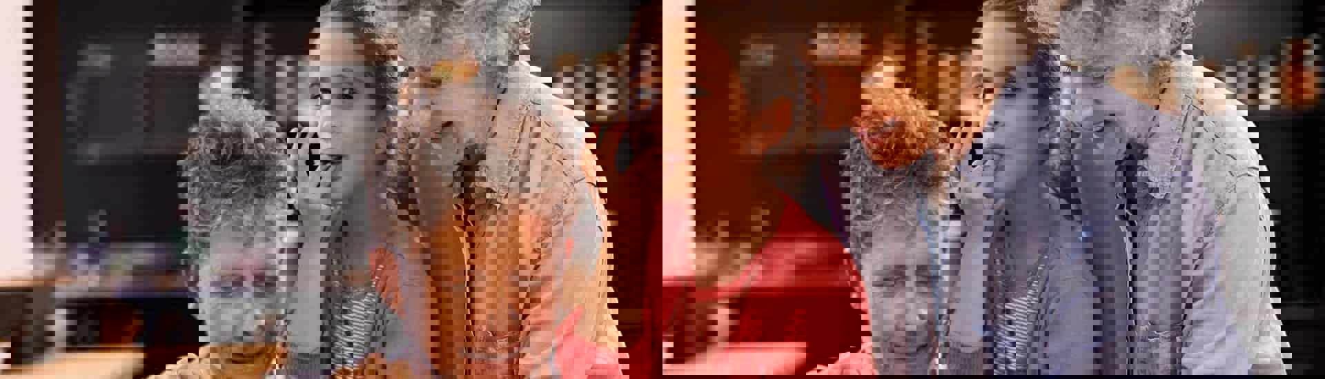 Grootouders en kleinkind snoepen chocolade